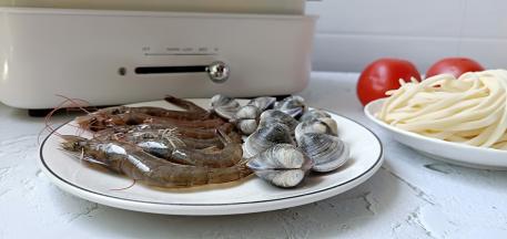 准备喜欢的食材，手擀面必不可少。