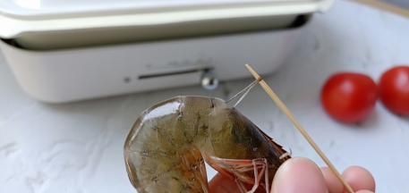 用牙签挑出虾肠。