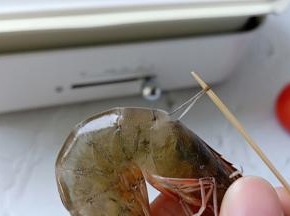 用牙签挑出虾肠。