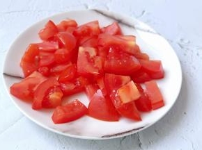 番茄切小丁备用。
