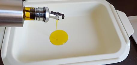 多功能锅加适量的食用油。