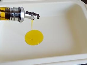 多功能锅加适量的食用油。