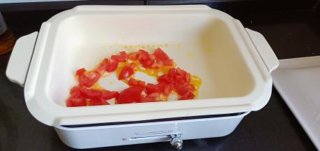 开大火加番茄丁翻炒出红油。