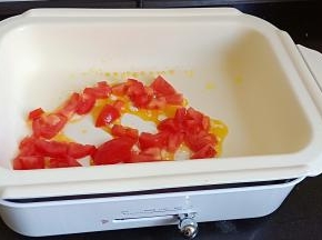 开大火加番茄丁翻炒出红油。