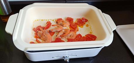 加入对虾翻炒至变色。