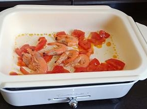 加入对虾翻炒至变色。