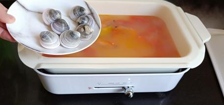 水开加入蛤蜊。