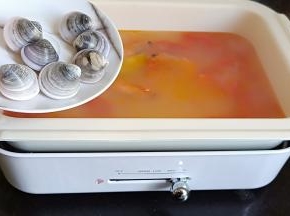 水开加入蛤蜊。