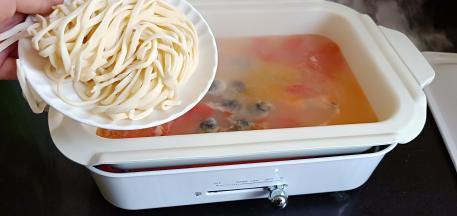 再加入手擀面，开大火继续煮开。