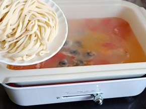 再加入手擀面，开大火继续煮开。