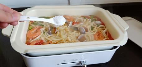 等面条熟透，加盐与生抽调味。