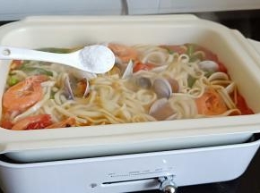 等面条熟透，加盐与生抽调味。