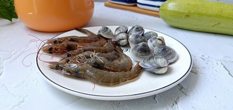 准备对虾、蛤蜊、西葫芦。