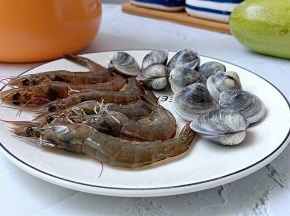 准备对虾、蛤蜊、西葫芦。