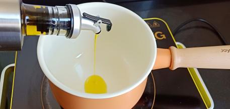 奶锅加食用油2勺。