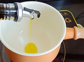 奶锅加食用油2勺。