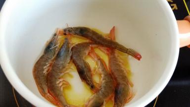 油热放对虾翻炒。