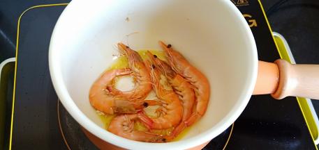 对虾翻炒至变色。