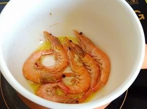 对虾翻炒至变色。