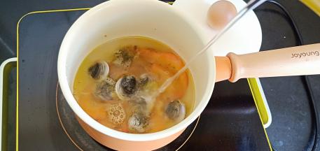 加适量的清水，喜欢汤拌饭可以多加一点点。