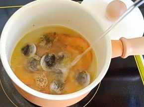 加适量的清水，喜欢汤拌饭可以多加一点点。