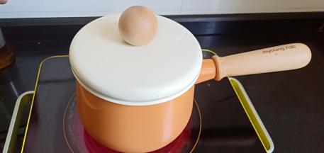 奶锅盖上盖子，开大火煮开。