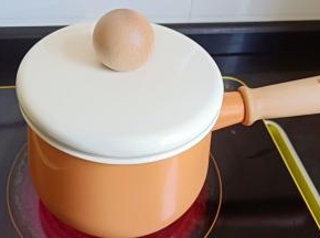 奶锅盖上盖子，开大火煮开。