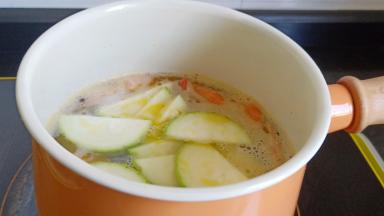 汤汁开了加西葫芦片一起煮。