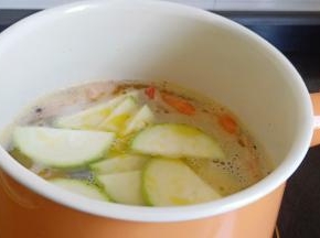 汤汁开了加西葫芦片一起煮。