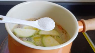 西葫芦熟了加一点点盐调味即可。海鲜本身鲜味够浓，不需要加其他调味料。