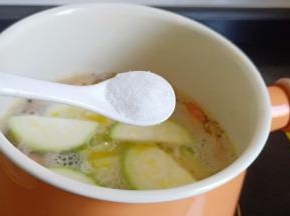 西葫芦熟了加一点点盐调味即可。海鲜本身鲜味够浓，不需要加其他调味料。