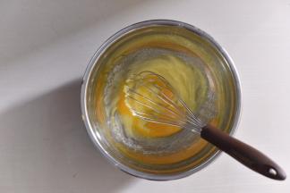 分三次加入全蛋液