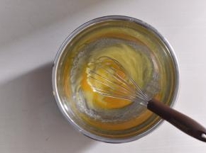 分三次加入全蛋液