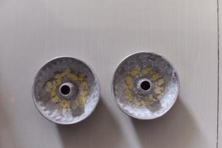 模具里抹油撒粉