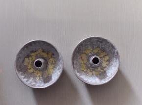 模具里抹油撒粉