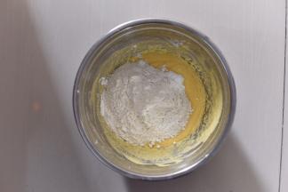 筛入低粉和泡打粉