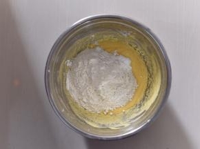 筛入低粉和泡打粉