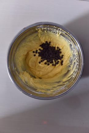 倒入巧克力豆拌匀