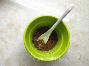 糖桂花先用热水和色拉油浸泡，晾凉到室温。