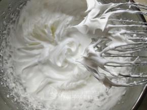 蛋白中分3次加入糖，打至干性发泡。