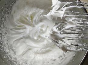 蛋白中分3次加入糖，打至干性发泡。