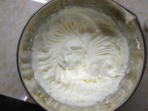 加入蛋黄，用电动打蛋器一档速度，将蛋黄蛋白搅打均匀，直到打蛋器划过之后能留下痕迹。