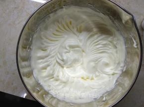 加入蛋黄，用电动打蛋器一档速度，将蛋黄蛋白搅打均匀，直到打蛋器划过之后能留下痕迹。