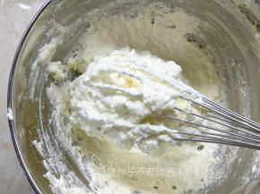 筛入低筋面粉，用手动打蛋器翻拌均匀。