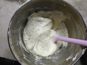 色拉油和糖桂花混合物倒在在面糊表面，记得分散一些，继续翻拌均匀。翻拌好的面糊是非常细腻光滑的。