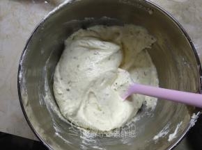 色拉油和糖桂花混合物倒在在面糊表面，记得分散一些，继续翻拌均匀。翻拌好的面糊是非常细腻光滑的。