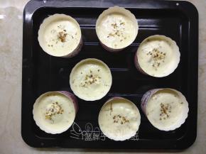 将面糊挤入纸杯，约七八分满，挤好之后将纸杯轻轻的震一下，震出气泡。表面撒上干桂花。