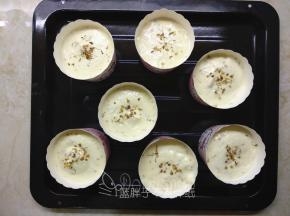 将面糊挤入纸杯，约七八分满，挤好之后将纸杯轻轻的震一下，震出气泡。表面撒上干桂花。