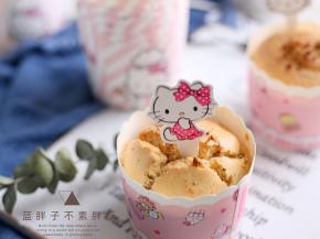 烤好的蛋糕放在烤网上晾凉。