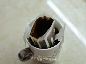 咖啡先用热水冲泡，晾凉到室温。最后取150克的咖啡液。